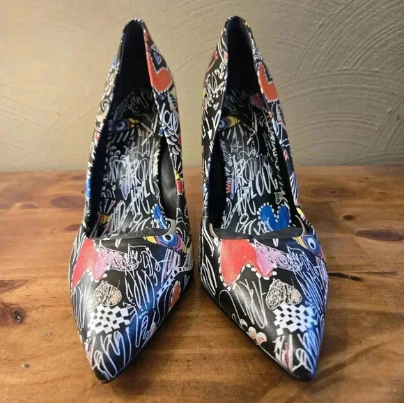 New Guess Graffiti Print Heels - Picture 2 of 4